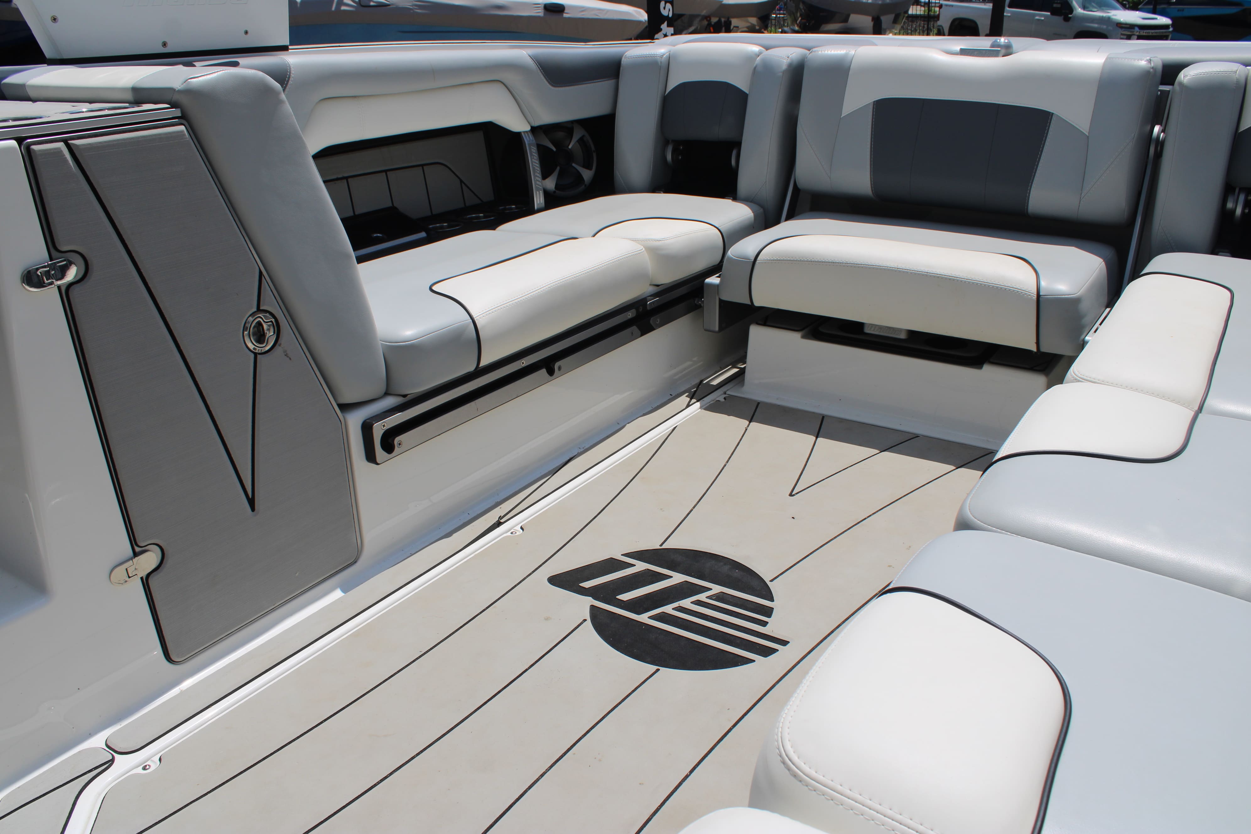 2020 Malibu 25 LSV Icon